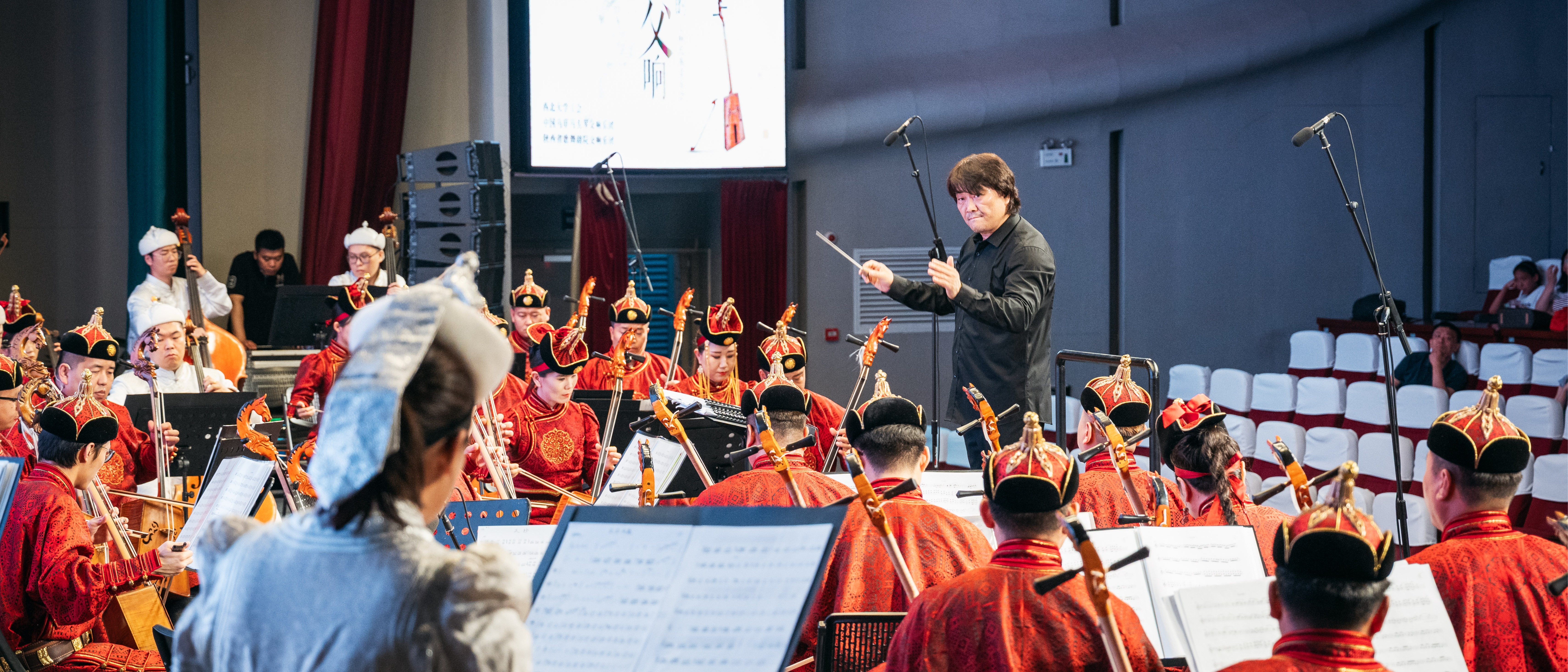 《马背上的交响》民族音乐会在九游(中国)上演